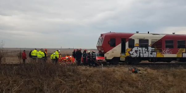 Masina lovita de tren in Timis – tanar la spital
