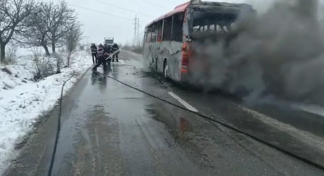 Autocar facut scrum in trafic. Trei oameni au primit ingrijiri medicale