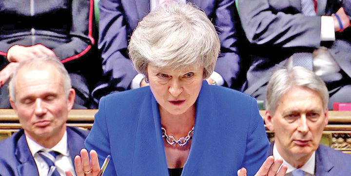 In picioare, Theresa May se agata de planul B
