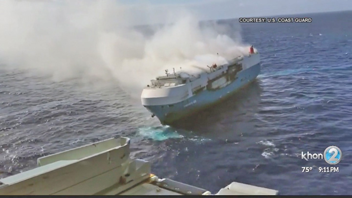 Nava cu 3800 de masini, in flacari si in deriva