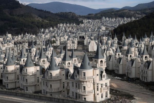 Oraşul-fantoma cu sute de castele de lux