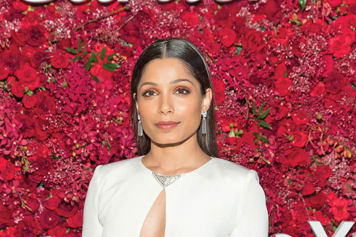 Actrita Freida Pinto, fotosopata intr-o reclama pentru L’Oreal