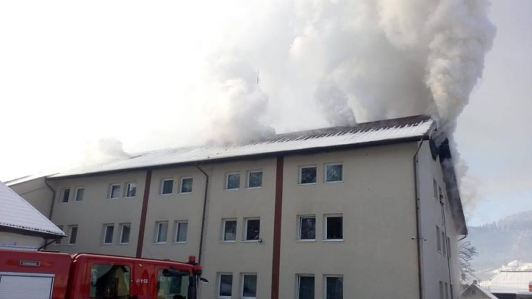 Incendiu la un azil din Suceava: zeci de oameni evacuati