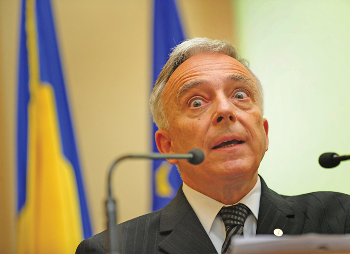Isarescu, atac la romani