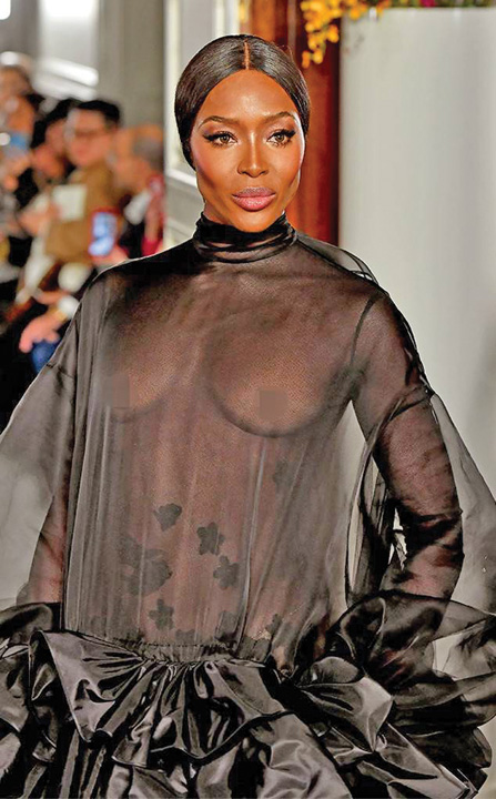 Naomi Campbell, cu sanii la vedere pentru Valentino