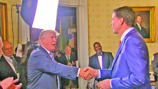 Usa cortului s-a mutat la Casa Alba