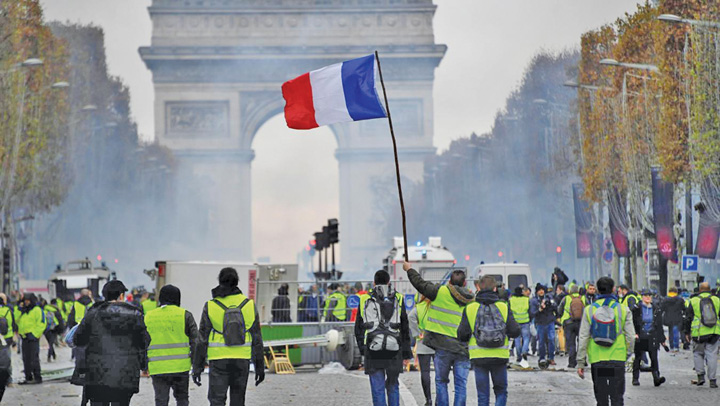 Macron o da in dezbatere nationala