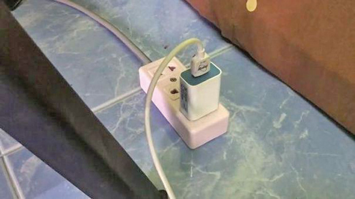 A murit  dupa ce a adormit cu castile in urechi si telefonul in priza