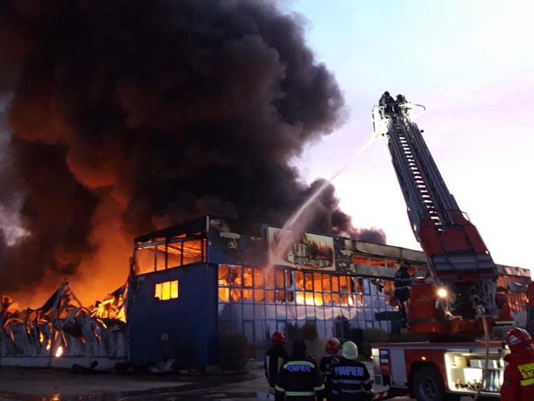 Incendiul de la fabrica de condimente, nestins nici dupa 30 de ore