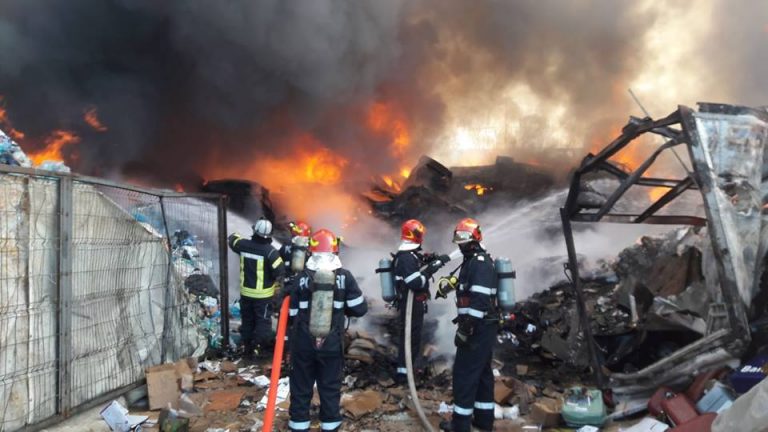 Flacari si fum la un depozit din apropierea Capitalei. Mesaj Ro-Alert si de la Infotrafic