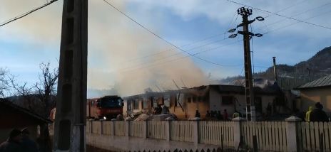 Zeci de copii evacuati de la o scoala aflata langa un camin cultural cuprins de incendiu