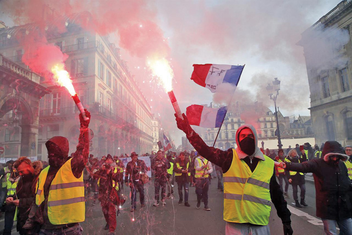 Parisul strange surubul protestelor