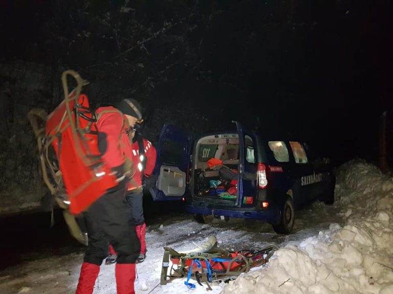 Turisti surprinsi de avalansa in Calimani. Unul dintre ei a murit