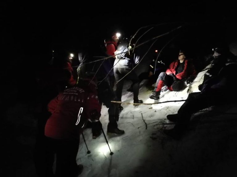 Interventie de 11 ore, pentru salvarea a doi turisti straini de pe munte