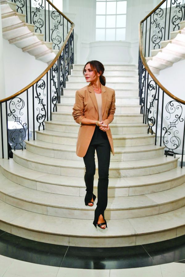 Victoria Beckham da tonul: Revine moda anilor ’70