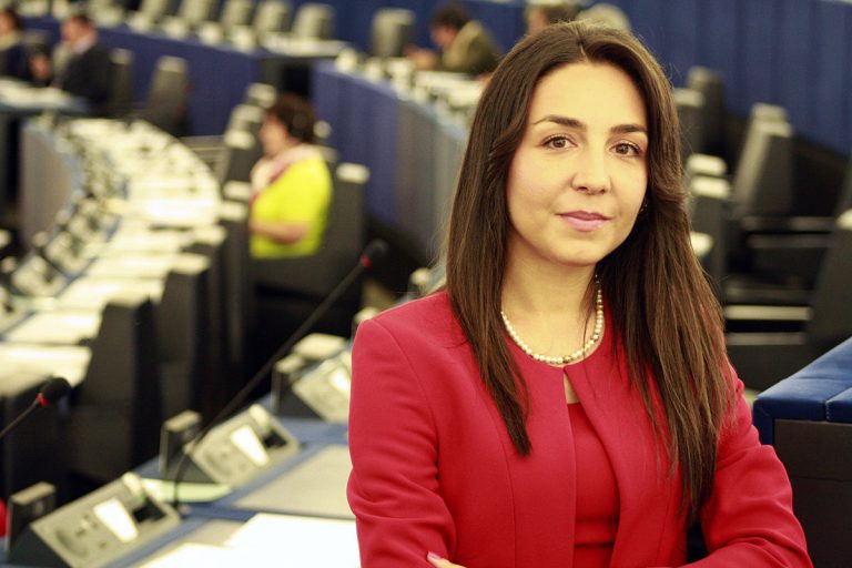Europarlamentul Claudia Țapardel: „Iohannis e decis să calce Constituţia în picioare, participând la acţiunile electorale ale PNL”