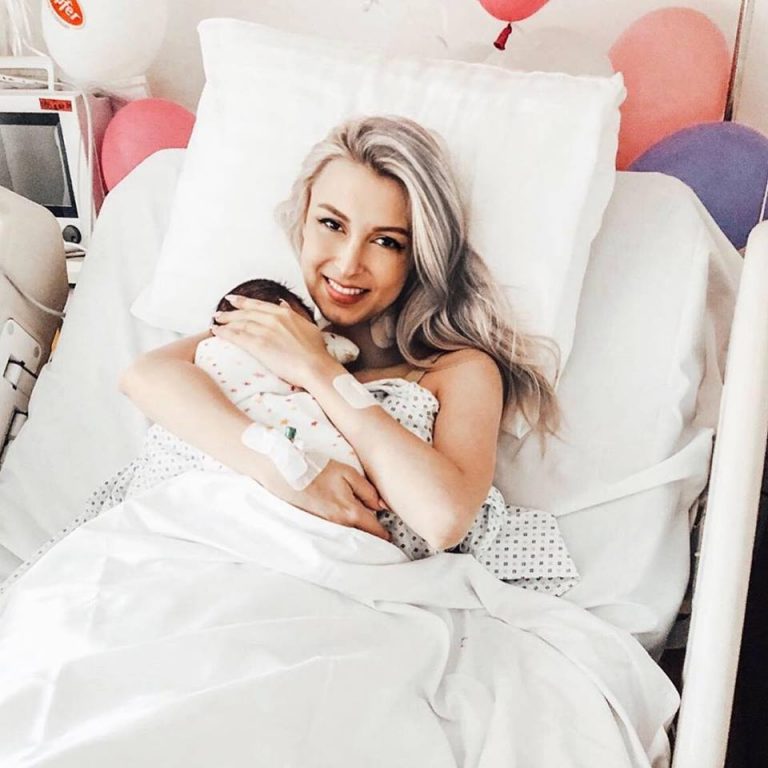 Andreea Balan, cu fetita in brate. „Dupa 2 zile de lupta ca sa traiesc”