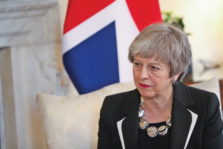 May pompeaza bani in orasele pro-Brexit