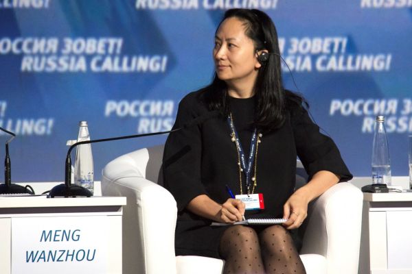 Fiica fondatorului Huawei folosea device-urile concurentei