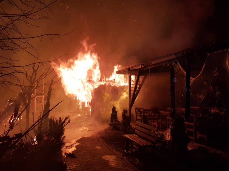 Incendiu puternic la o terasa din Targu Mures. Cinci ore de lupta cu flacarile