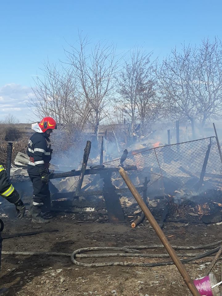 Trei case au luat foc de la un incendiu de vegetatie scapat de sub control