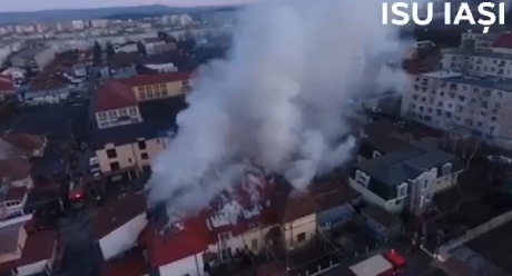 Incendiu puternic si mult fum, in Iasi: doua case afectate