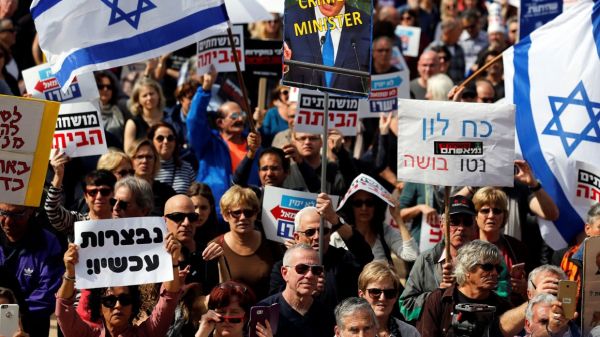 Protesters hold signs calling upon Israeli Prime Minister Benjamin Netanyahu to step down during a rally in Tel Aviv, Israel - Ziarul National