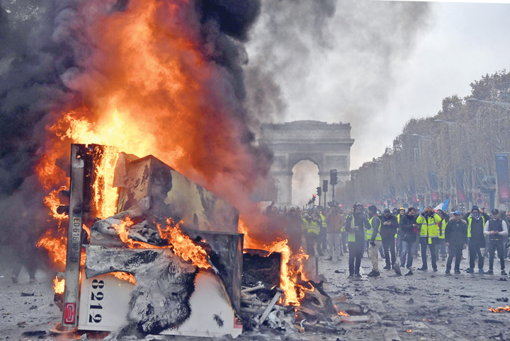 Macron le da interzis „Vestelor Galbene”  pe Champs Elysees