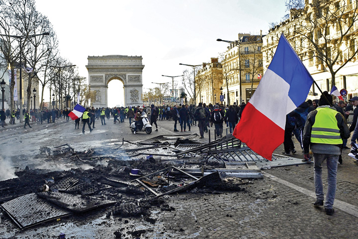 Macron pune catusele pe Vestele Galbene