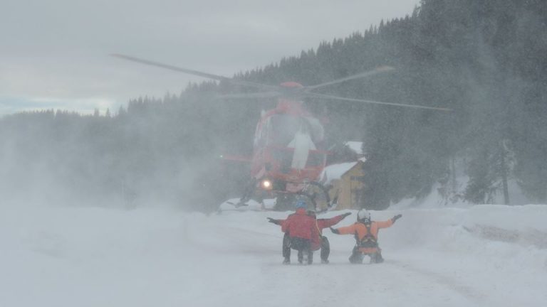Trupul unui barbat care a sfarsit pe munte, recuperat cu un elicopter