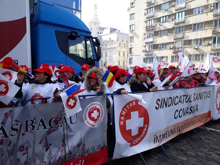 Sute de sindicalisti Sanitas, protest in poarta Ministerului Sanatatii