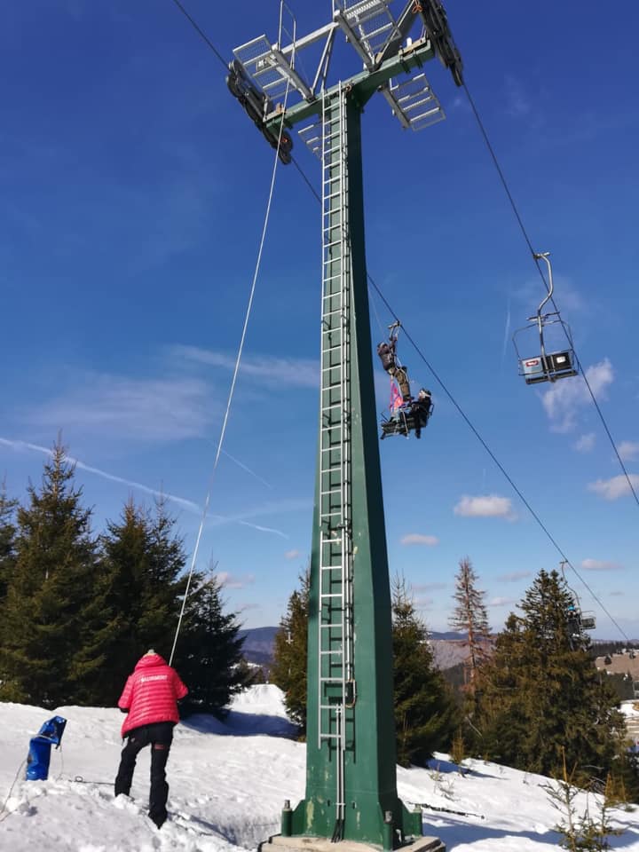 UPDATE. Turisti coborati pe corzi dupa ce telescaunul de la Paltinis s-a stricat