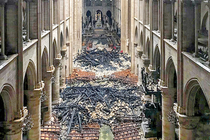 Franta cauta mestesugari pentru Notre Dame