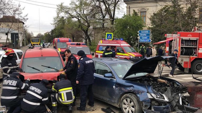 Accident rutier- trei masini implicate, patru oameni la spital