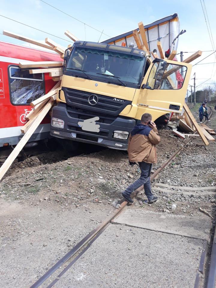 TIR lovit de tren in Bistrita: opt raniti, trei dintre ei copii