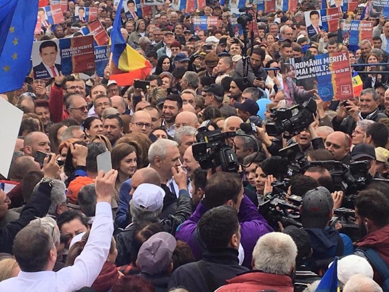 Dragnea, baie de multime la Craiova, insotit de colegi si de iubita