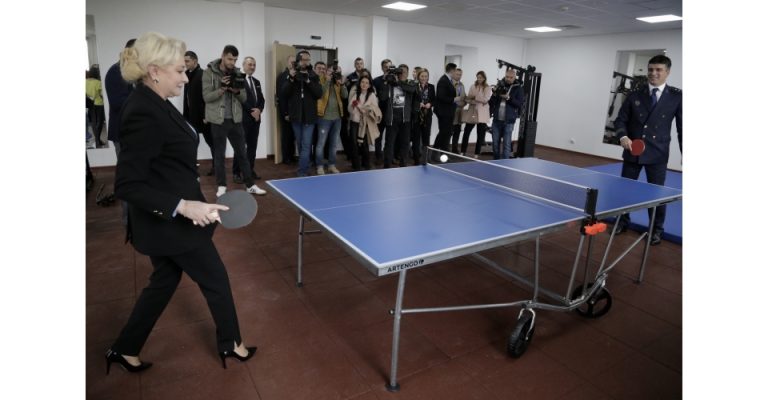 Dancila, la Tulcea. A taiat o panglica si a jucat tenis de masa (VIDEO)