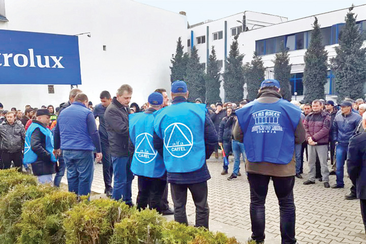 Grevistii de la Electrolux doneaza sange ca sa manance