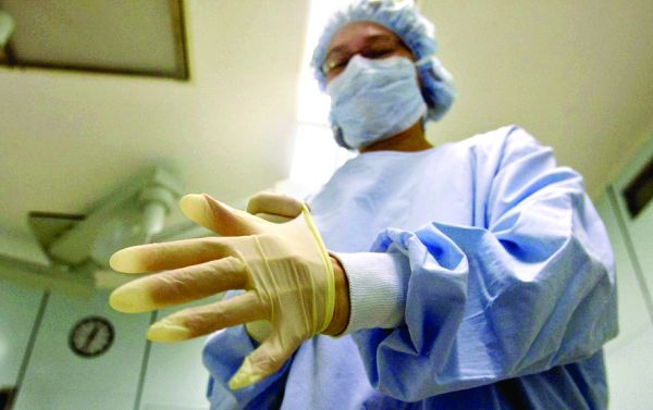 Manusile si halatele, focare de infectii in spitale