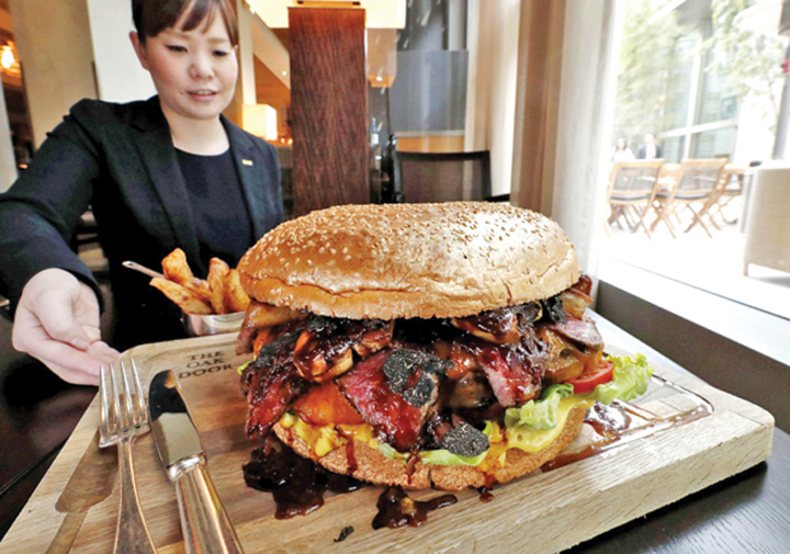 Un burger de 800 de euro pentru noul imparat al Japoniei