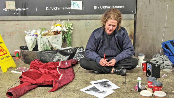Mourners Create Memorial For Homeless Man Who Died Outside Parliament - Ziarul National