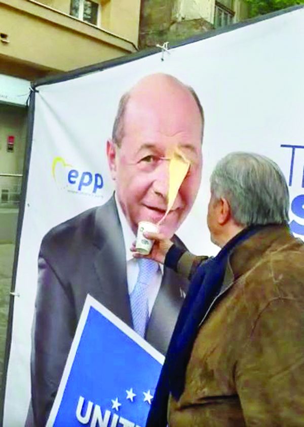 Nastase i-a aruncat cu cafea in fata lui Traian Basescu