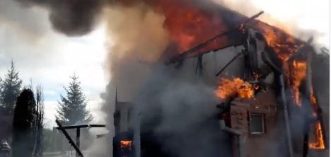Bistrita. Cabana inghitita de flacari: barbat ranit grav (VIDEO)