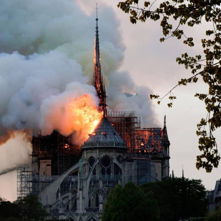 Lovitura in inima Frantei: Catedrala Notre-Dame, afectata de un incendiu violent (VIDEO)