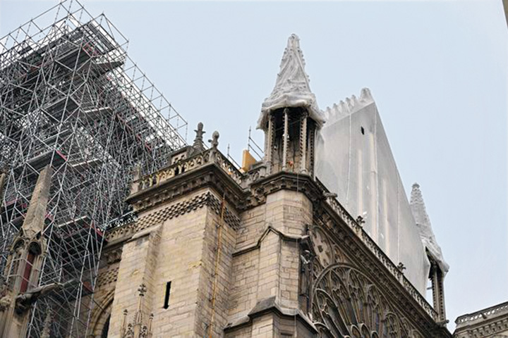 O umbrela pentru Notre –Dame