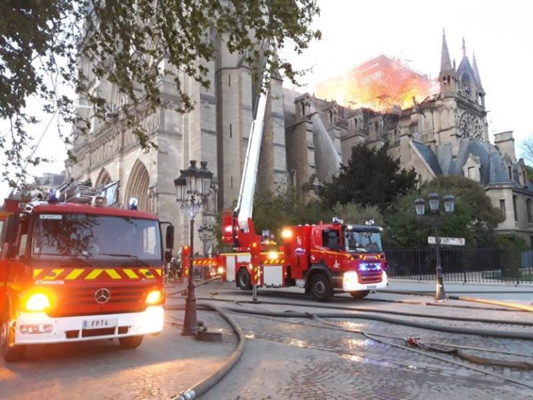 Incendiul de la Notre-Dame, stins dupa 9 ore de lupta cu focul