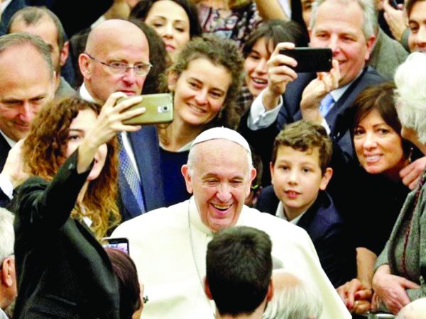 Papa Francisc: scapati de telefoane