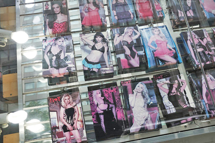 Si-a dat in judecata parintii  pentru ca i-au aruncat colectia de filme porno