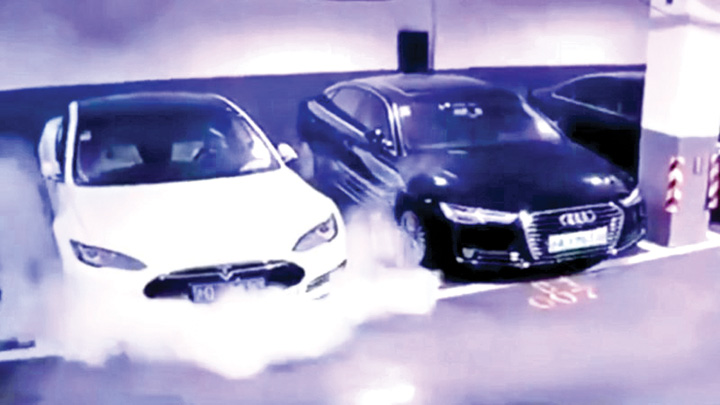 Tesla ia foc singura
