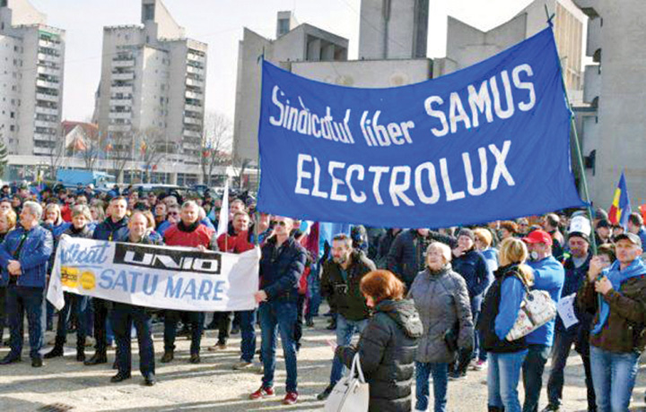 Tupeu de corporatist: Electrolux ii da in judecata pe grevisti